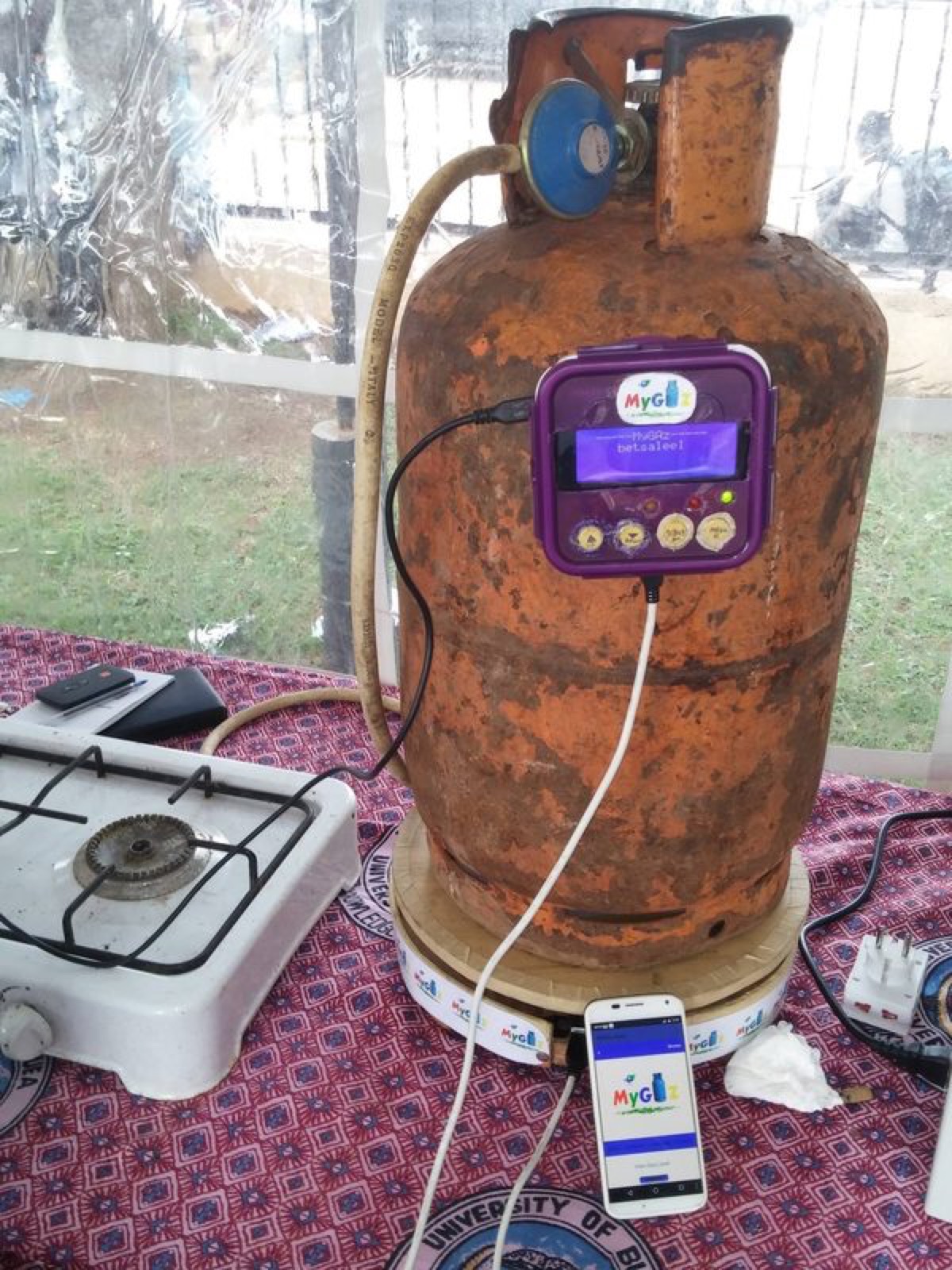 V1 prototype on a gas bottle with the mobile app