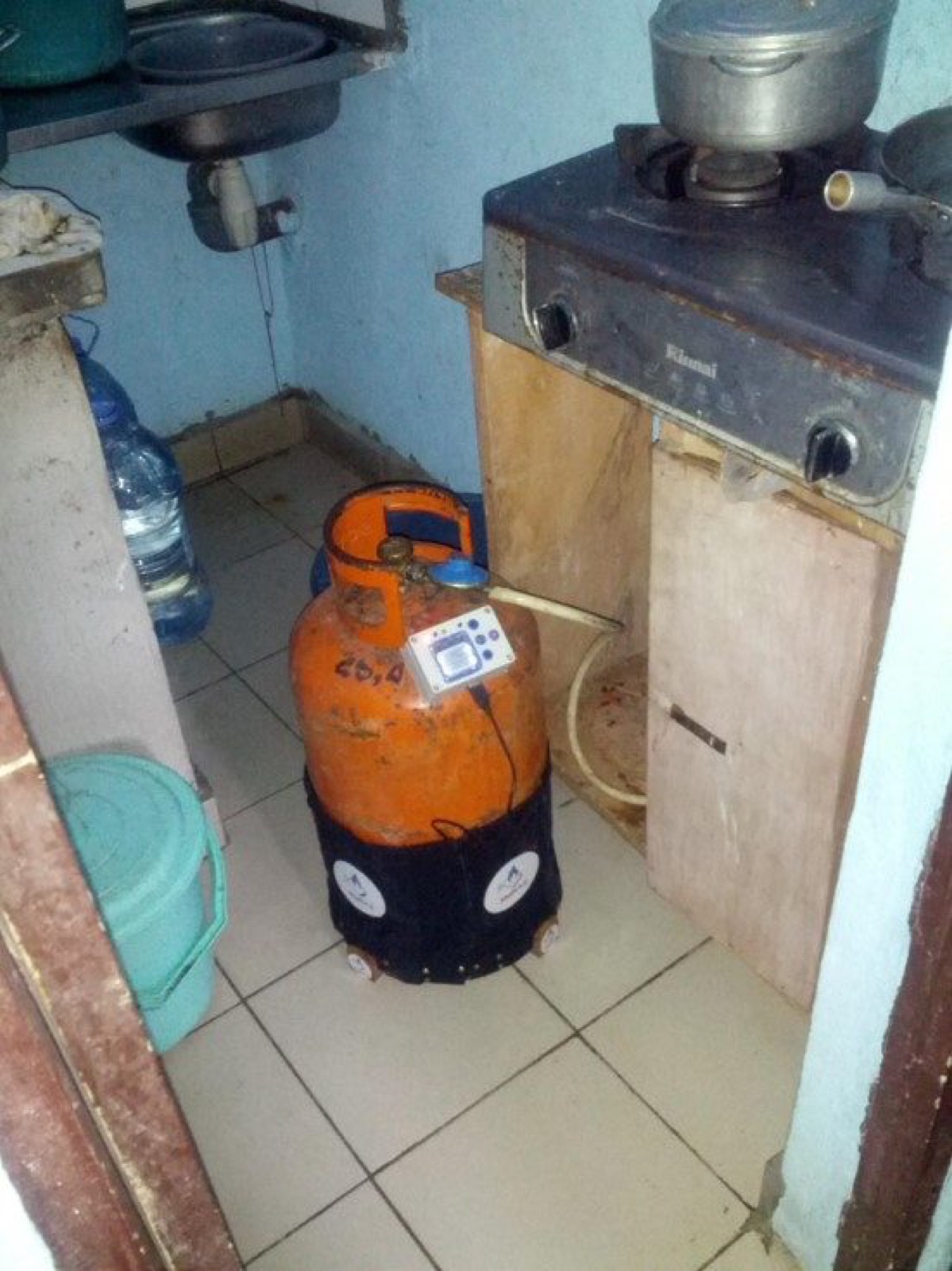 MYGAZ V2 installed under a gas bottle in a kitchen
