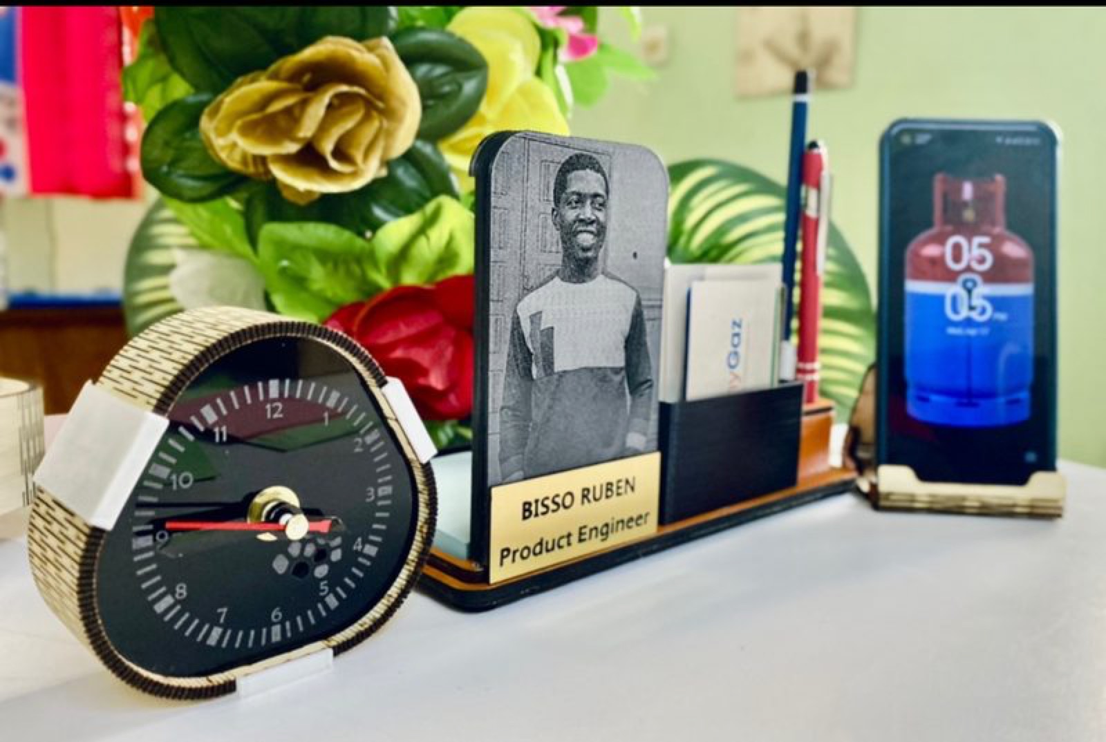 ZITEEF desktop set with clock, frame and phone stand